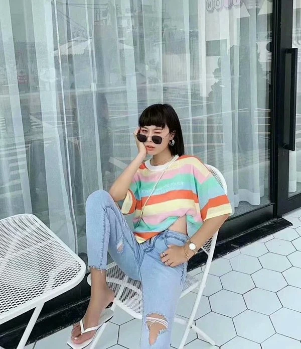 服装店陈列配合店铺装潢和灯光效果能提升服装档次
