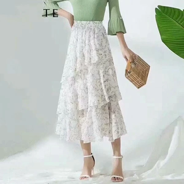 服装越来越花哨但是字母印花T恤有很多翻译后闹笑话