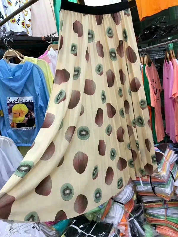 我们可以在线上很方便的找到便宜服装