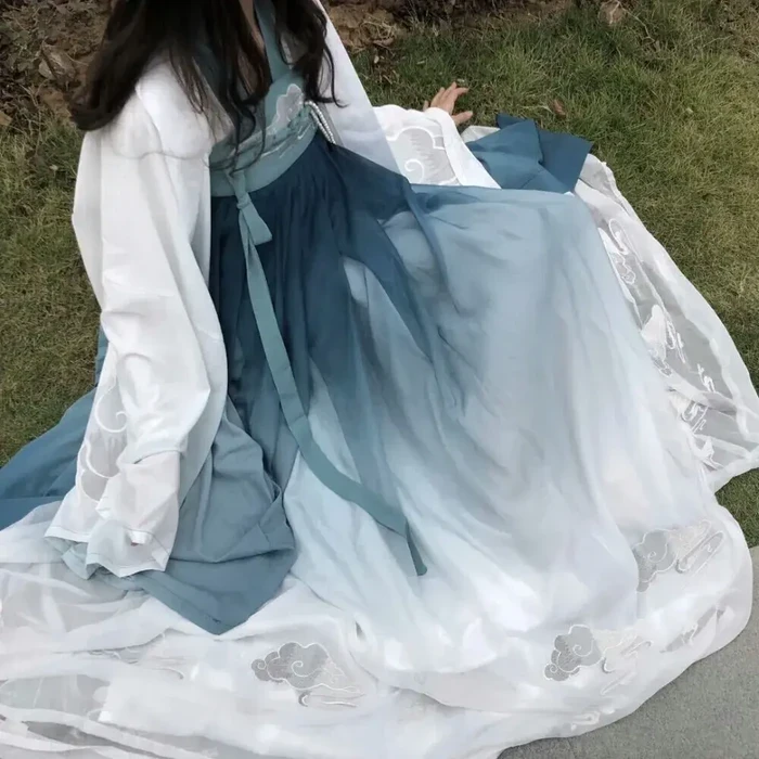 服装生意不好做? 00后创业开启新服装时代!